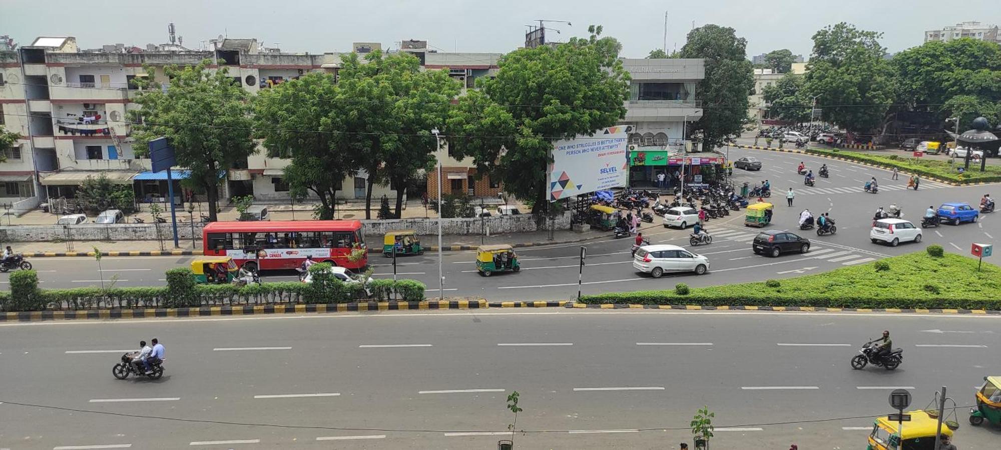 Hotel Earth Inn, Subhash Bridge, Rto Circle, Ahmedabad Bagian luar foto