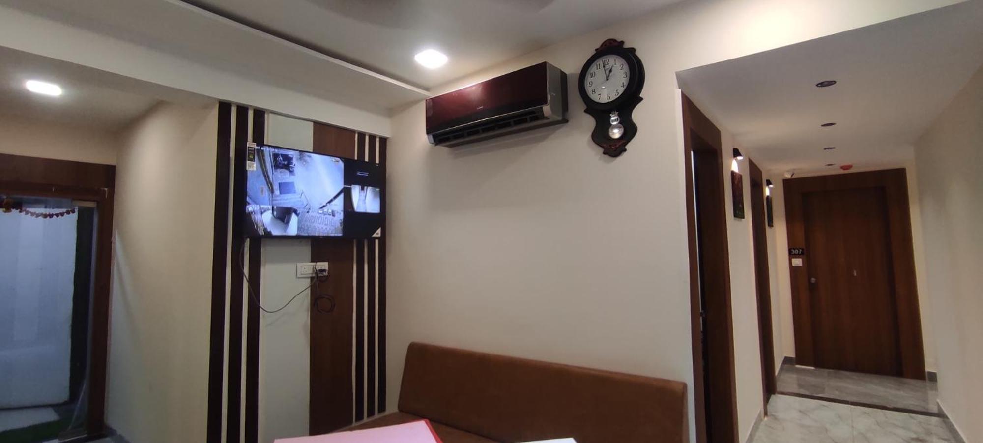 Hotel Earth Inn, Subhash Bridge, Rto Circle, Ahmedabad Bagian luar foto