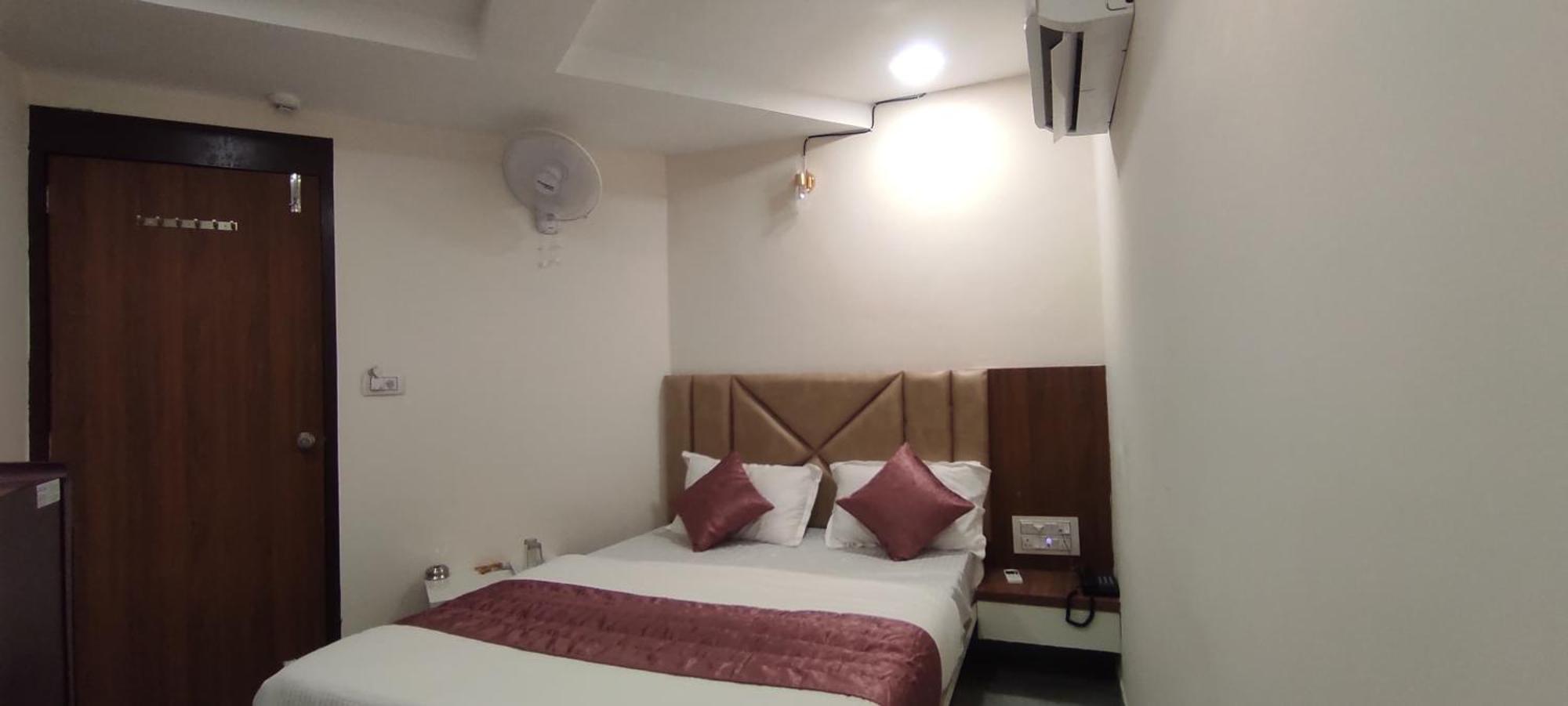 Hotel Earth Inn, Subhash Bridge, Rto Circle, Ahmedabad Bagian luar foto