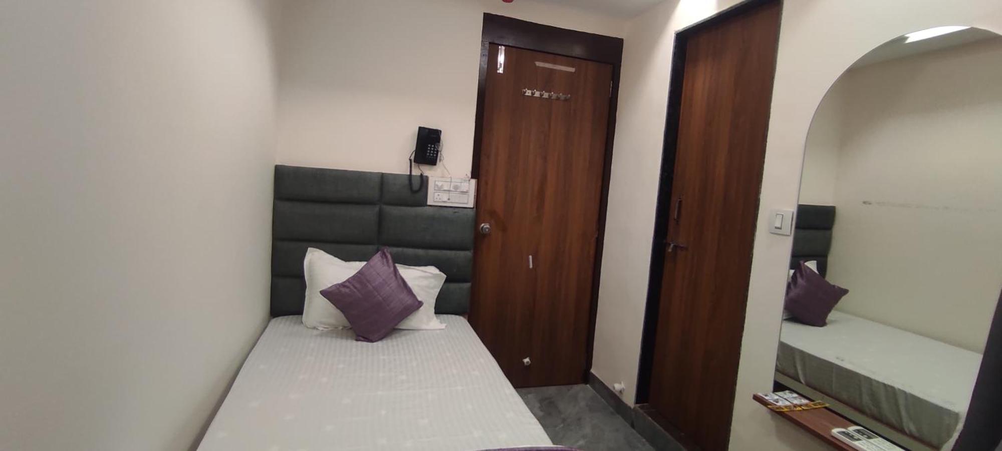 Hotel Earth Inn, Subhash Bridge, Rto Circle, Ahmedabad Bagian luar foto
