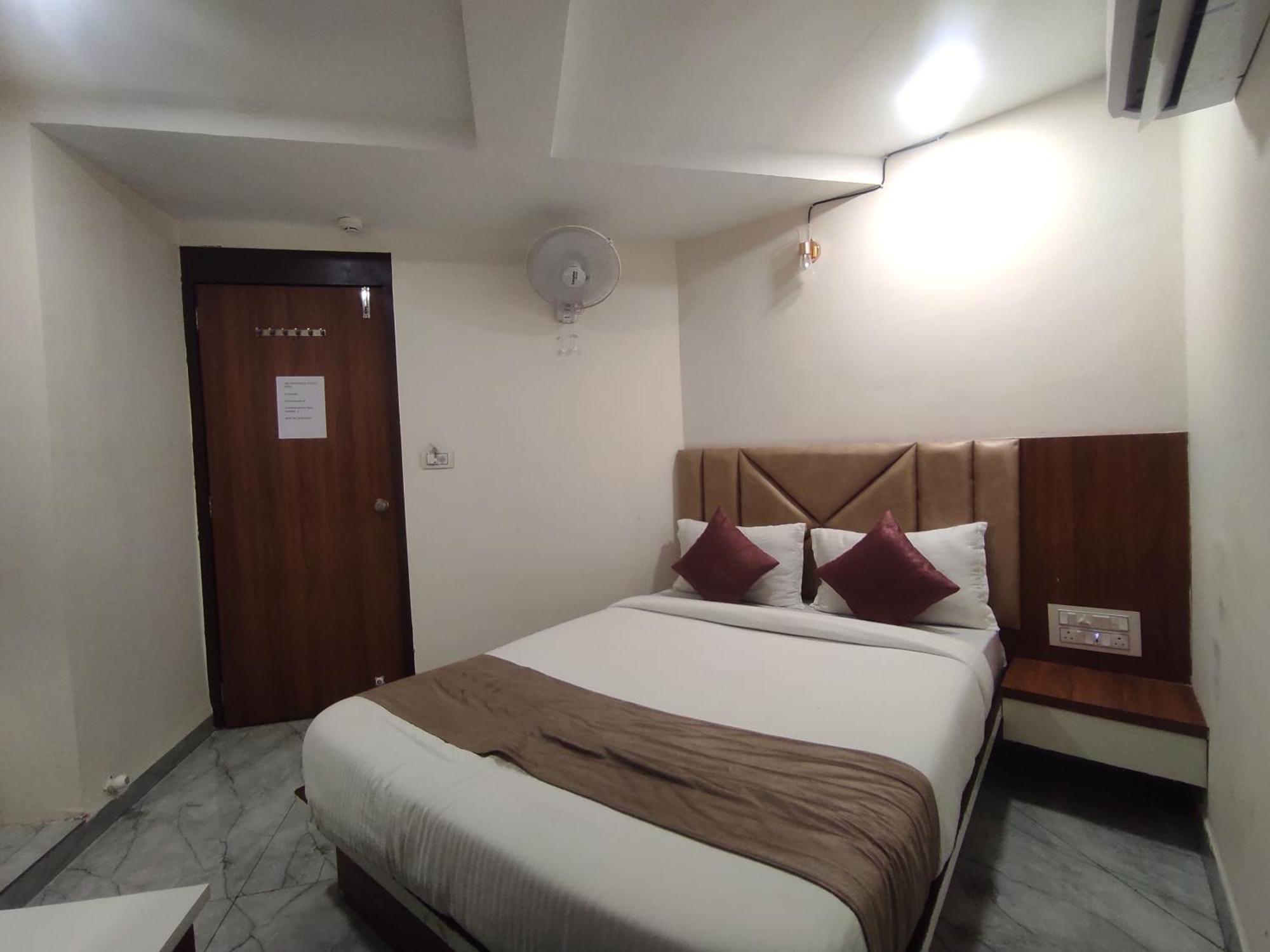 Hotel Earth Inn, Subhash Bridge, Rto Circle, Ahmedabad Bagian luar foto