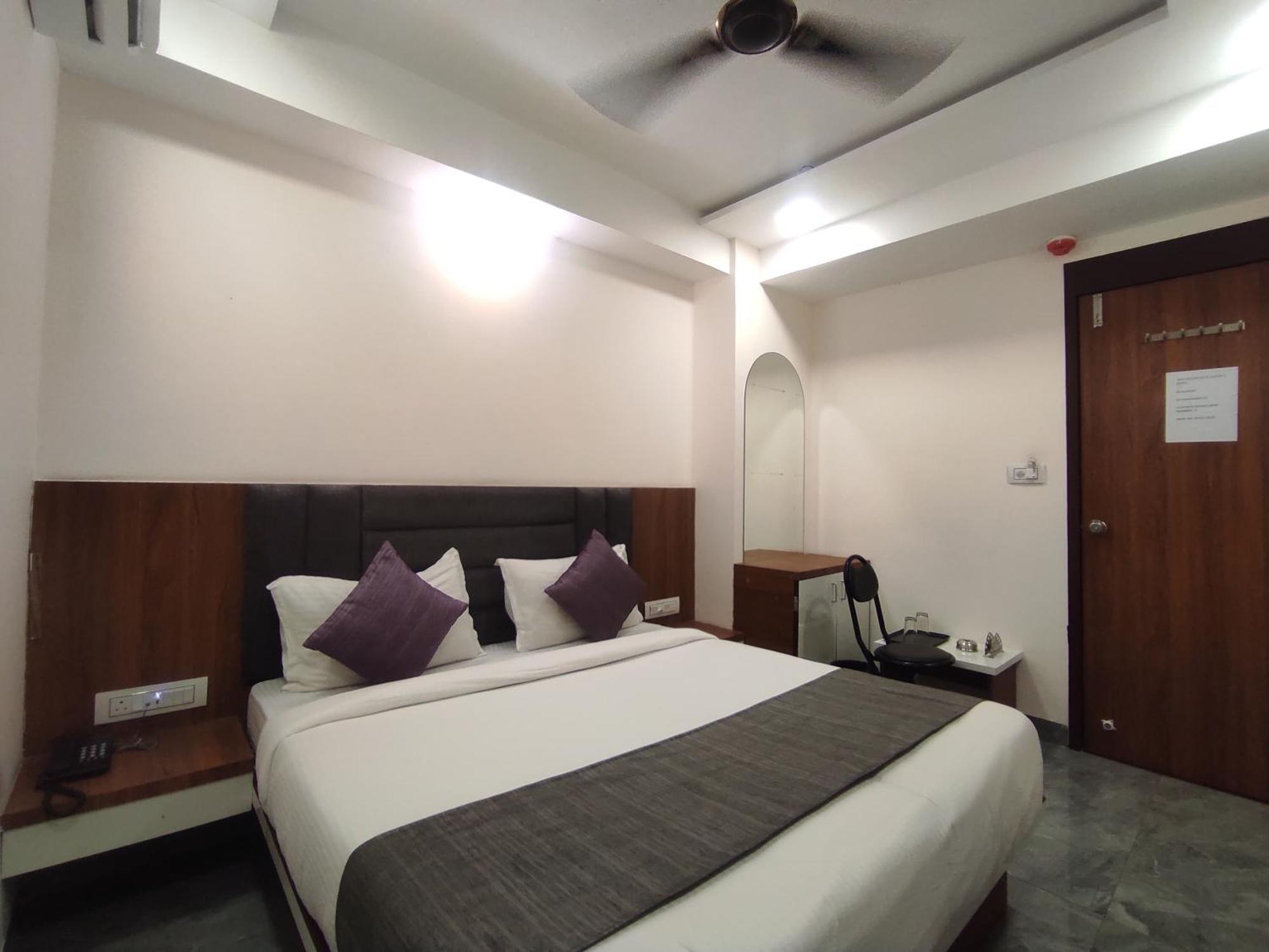 Hotel Earth Inn, Subhash Bridge, Rto Circle, Ahmedabad Bagian luar foto