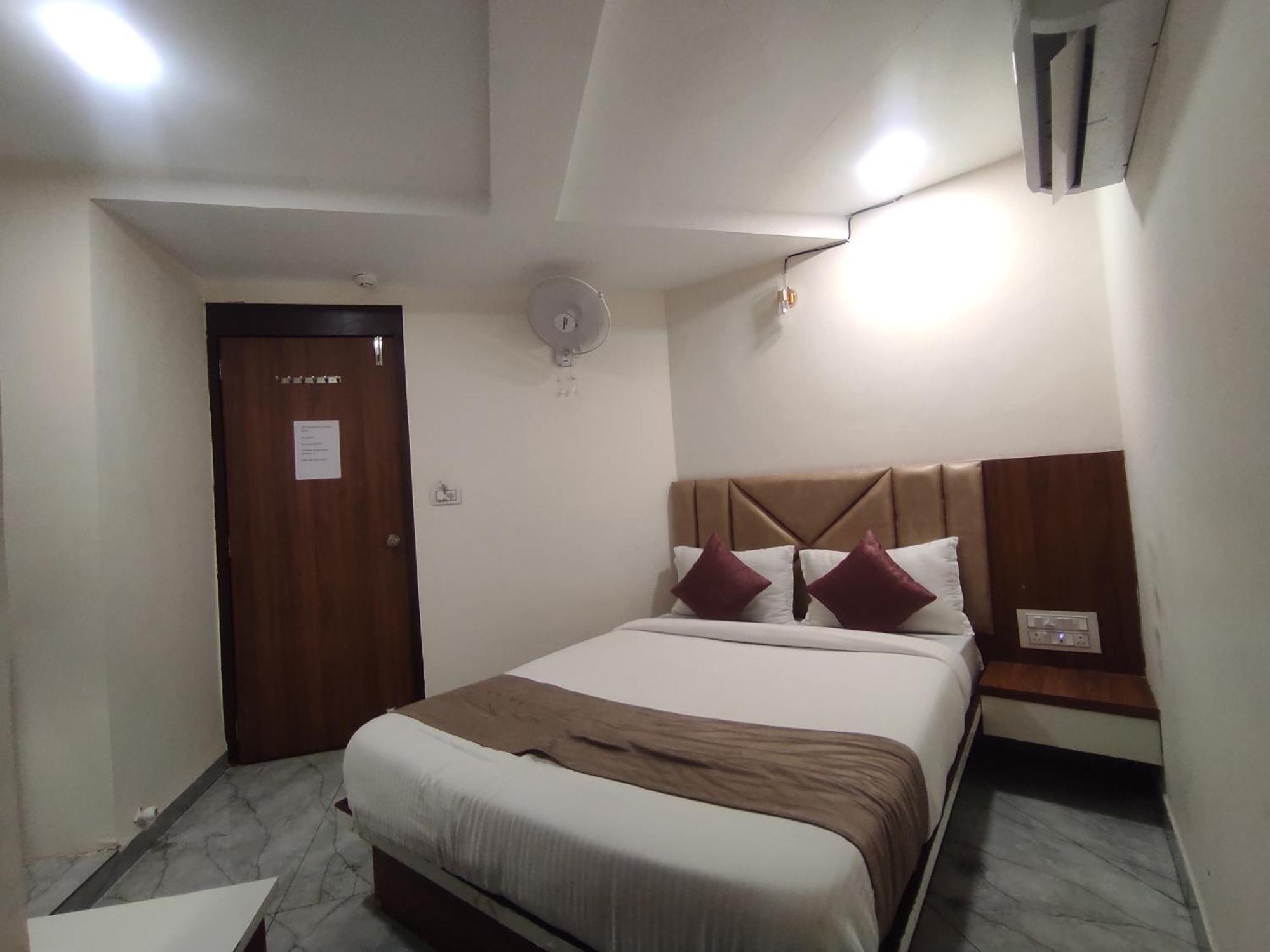 Hotel Earth Inn, Subhash Bridge, Rto Circle, Ahmedabad Bagian luar foto