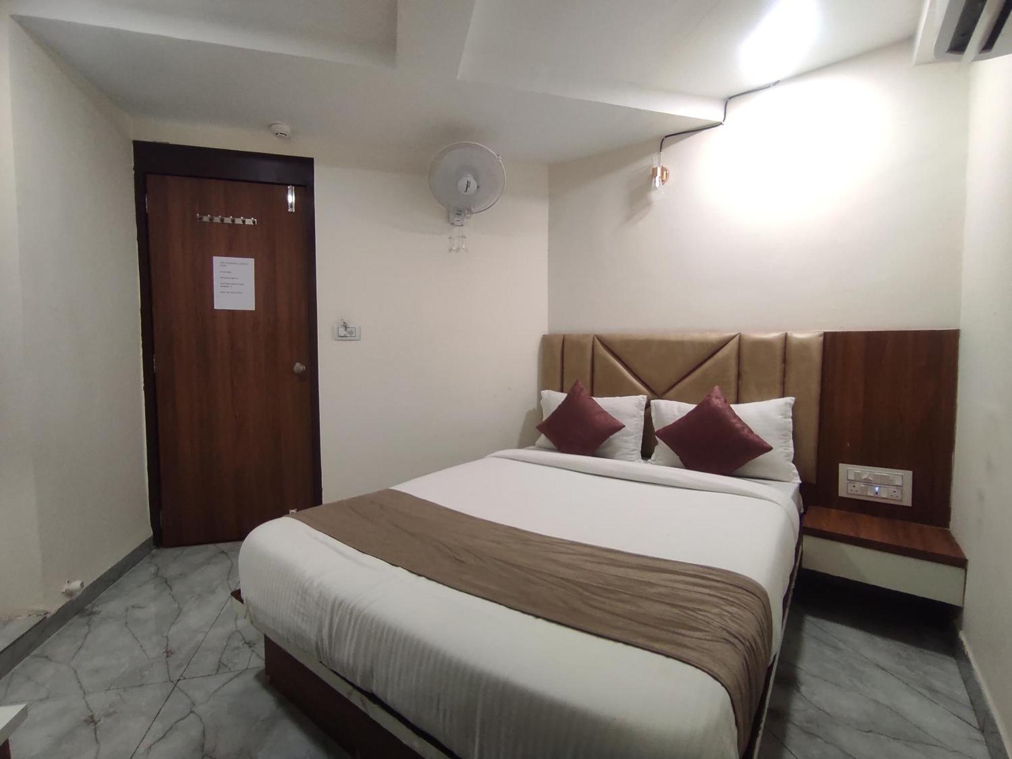 Hotel Earth Inn, Subhash Bridge, Rto Circle, Ahmedabad Bagian luar foto