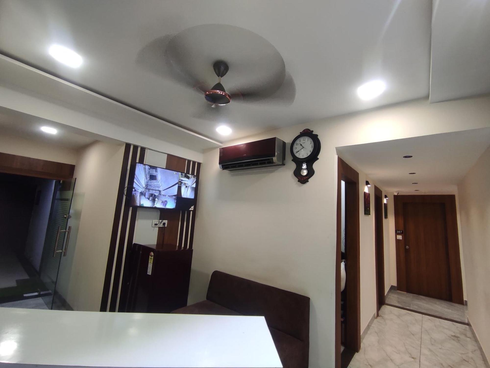 Hotel Earth Inn, Subhash Bridge, Rto Circle, Ahmedabad Bagian luar foto