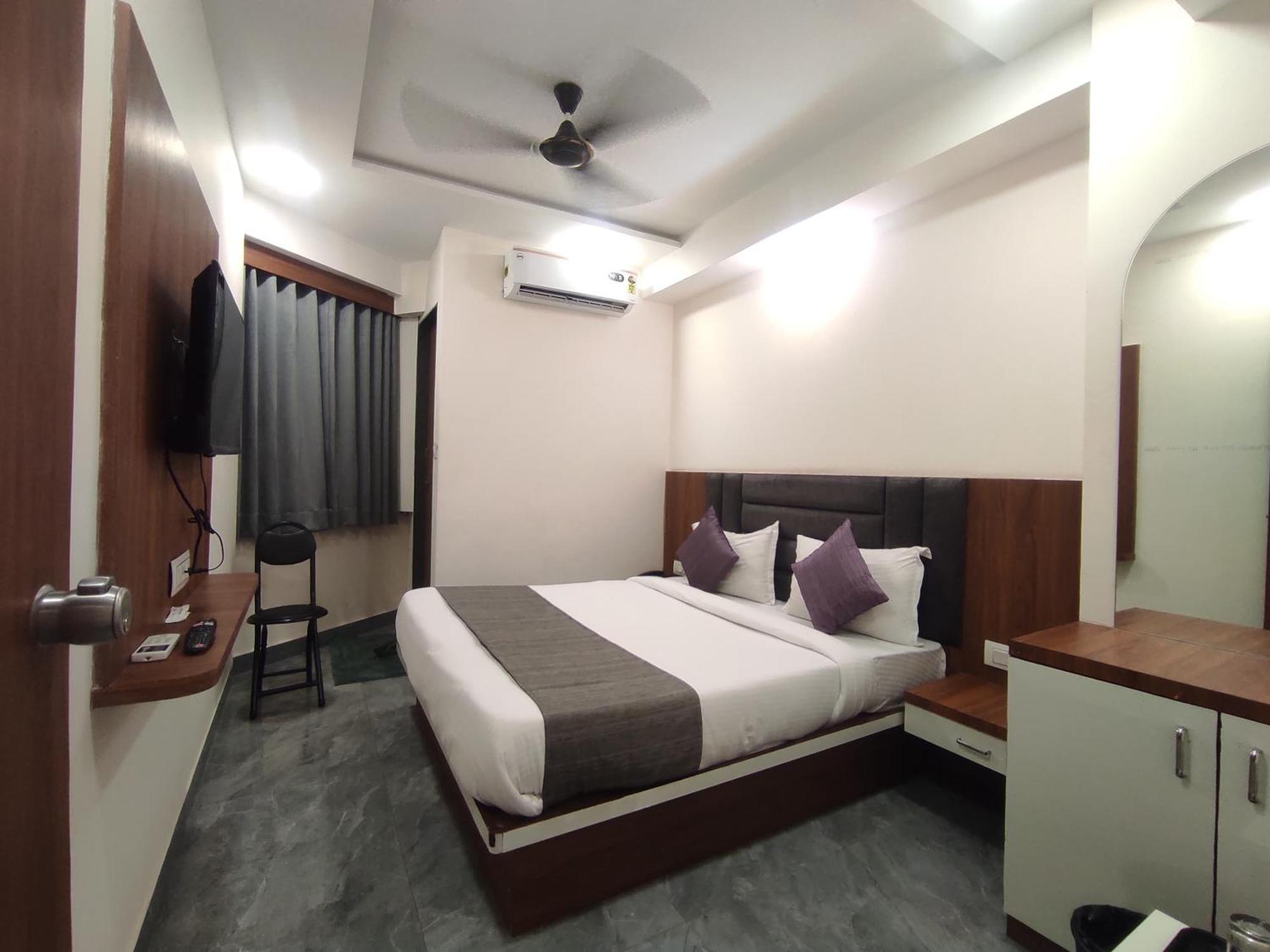 Hotel Earth Inn, Subhash Bridge, Rto Circle, Ahmedabad Bagian luar foto