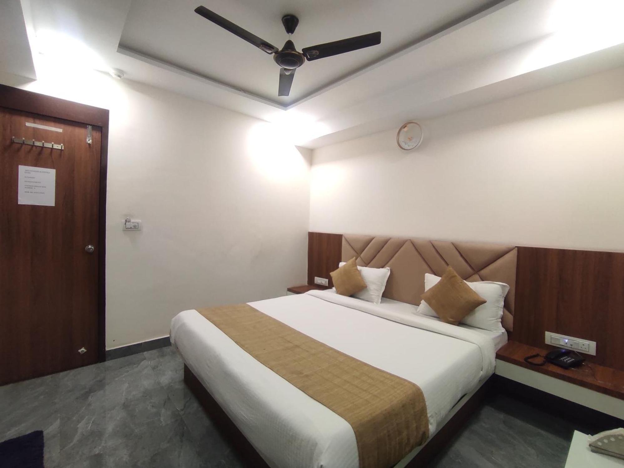 Hotel Earth Inn, Subhash Bridge, Rto Circle, Ahmedabad Bagian luar foto