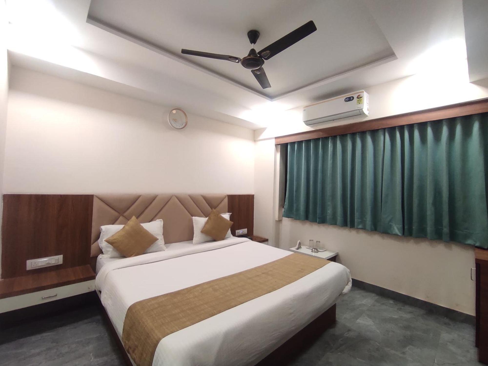 Hotel Earth Inn, Subhash Bridge, Rto Circle, Ahmedabad Bagian luar foto