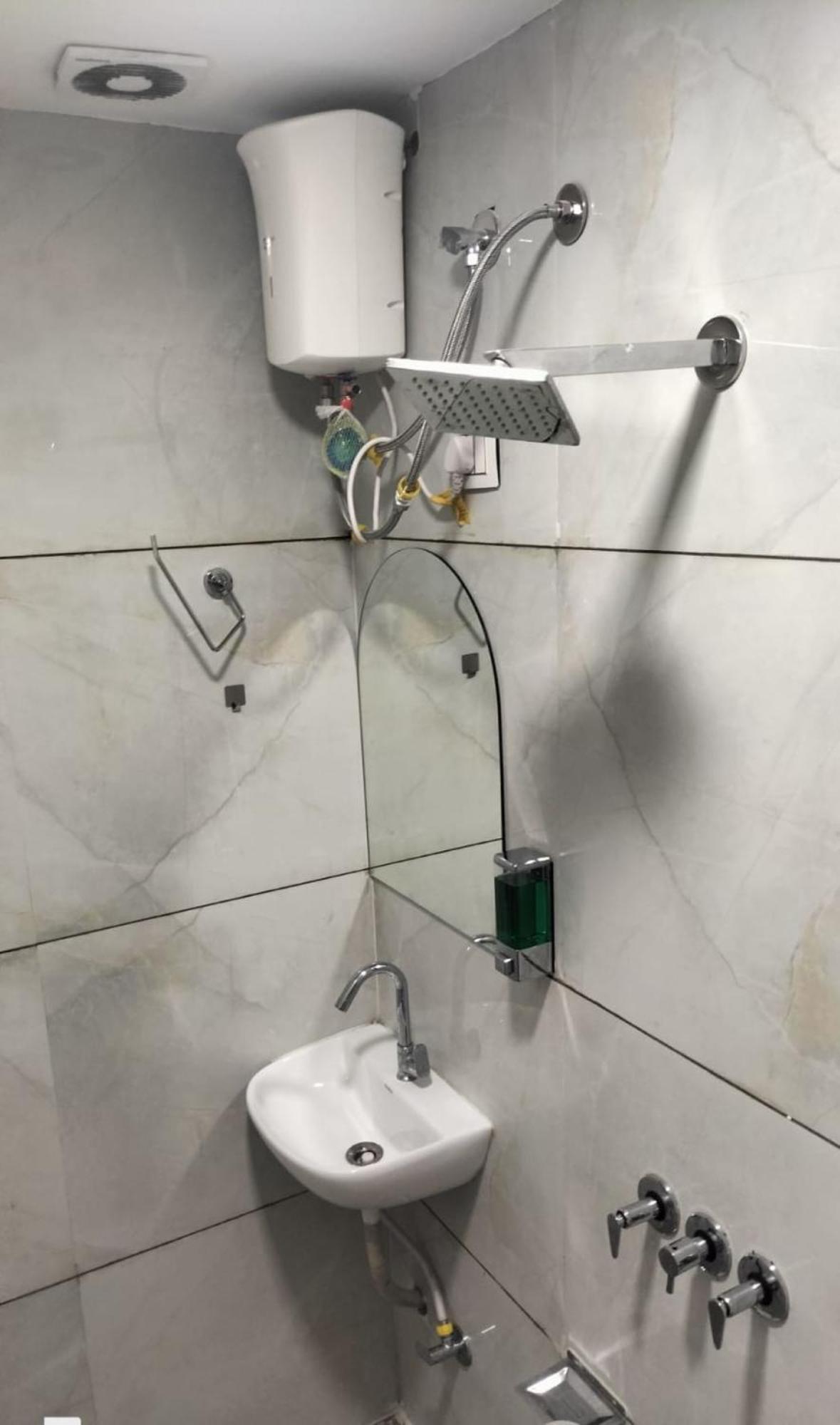 Hotel Earth Inn, Subhash Bridge, Rto Circle, Ahmedabad Bagian luar foto